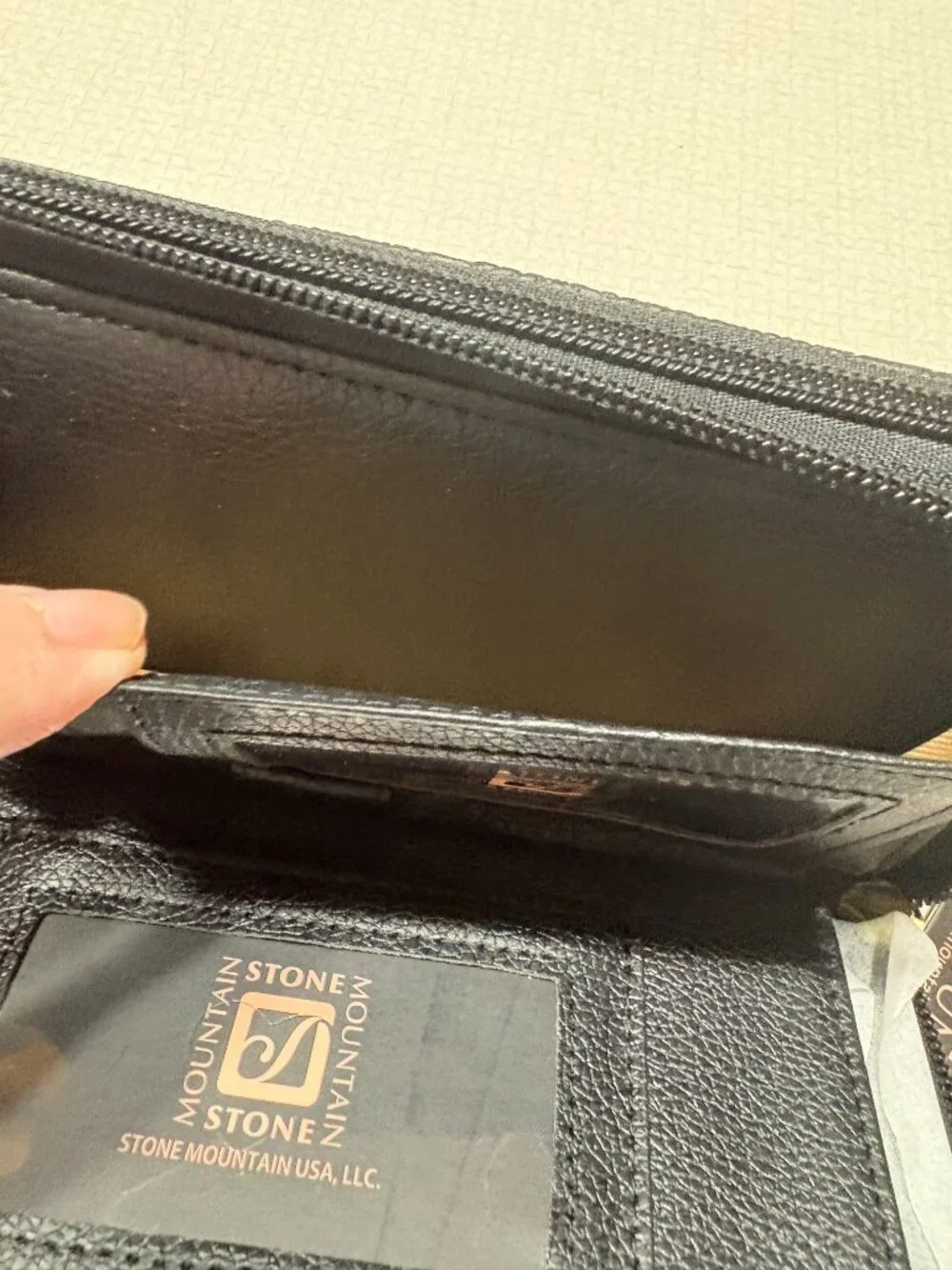 NWT Embossed Black and Brown Leather Stone Mountain USA Wallet